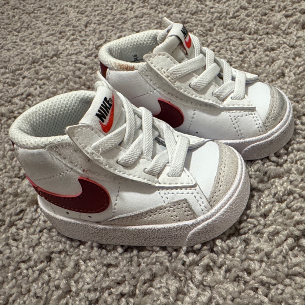 Nike Kids Sneakers in White and Red - 2C